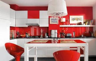 Białe meble kuchenne i czerwone ściany