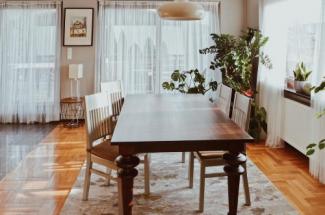 Dębowy stół z krzesłami tapicerowanymi dla 4 osób / Meble dla Twojej jadalni